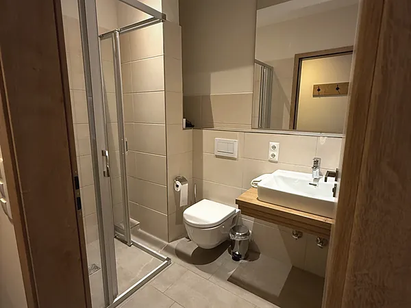 Modernes Bad mit Dusche
