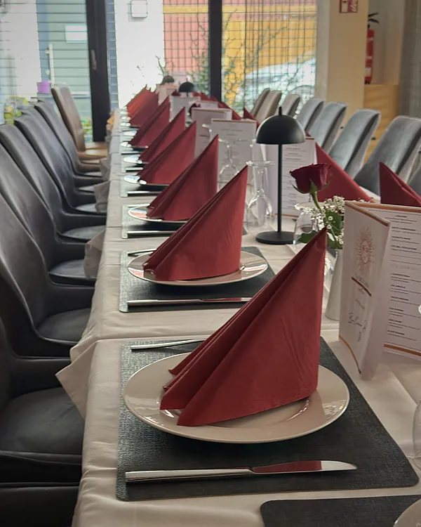 Lange Festtafel mit roten Servietten