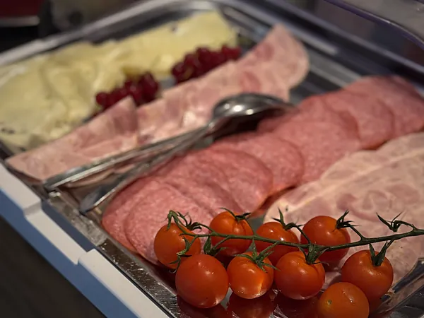 Frühstücksbuffet mit Wurst, Käse und Tomaten